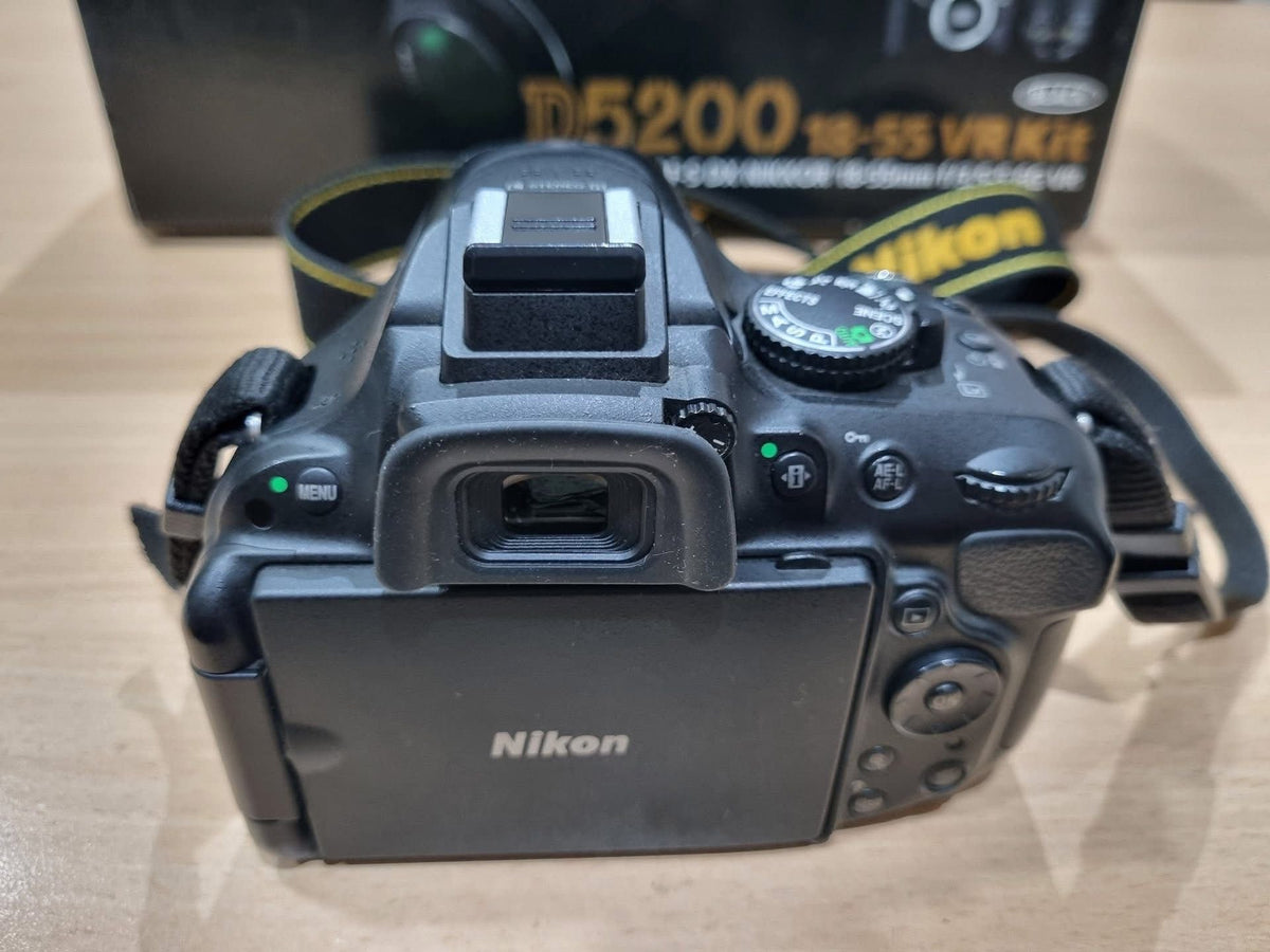 Nikon D5200 + Lente 18-55mm VR – 5.400 Disparos