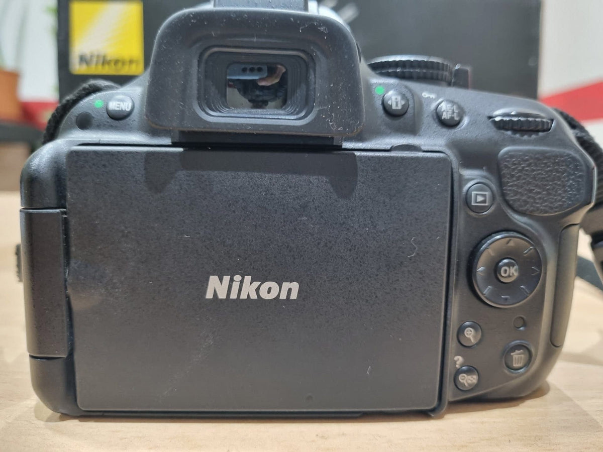 Nikon D5200 + Lente 18-55mm VR – 5.400 Disparos